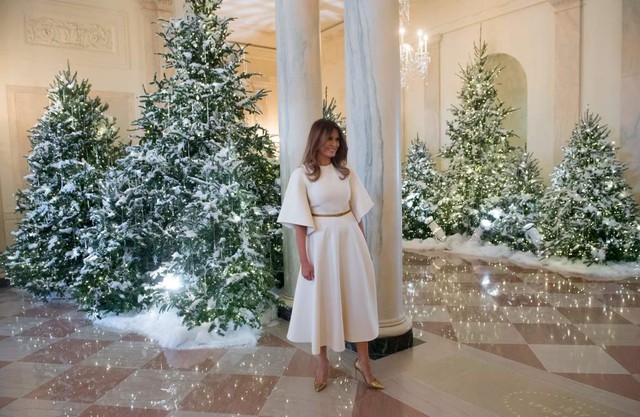Đệ nhất phu nhân Melania Trump đi qua Đại sảnh để xem lại toàn cảnh trang trí Giáng sinh ngày 27/11/2017.\