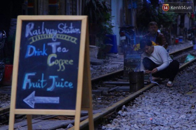 Lạ lùng nhiều vị khách cả Tây lẫn Ta vô tư ngồi giữa đường tàu ở Hà Nội để uống cà phê, chụp ảnh kỉ niệm - Ảnh 10.