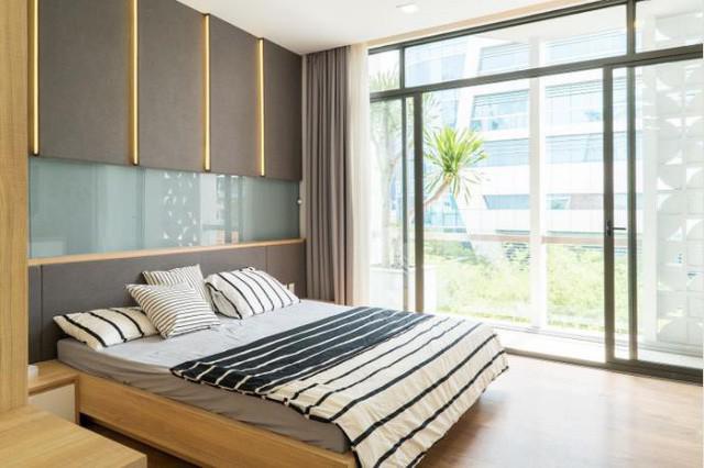 Từ trong phòng có thể phóng tầm mắt ra ngoài qua khung cửa kính rộng mở.