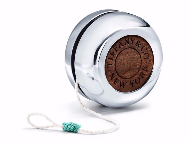 Con quay yo yo bằng bạc và gỗ hồ đào trị giá 300 USD