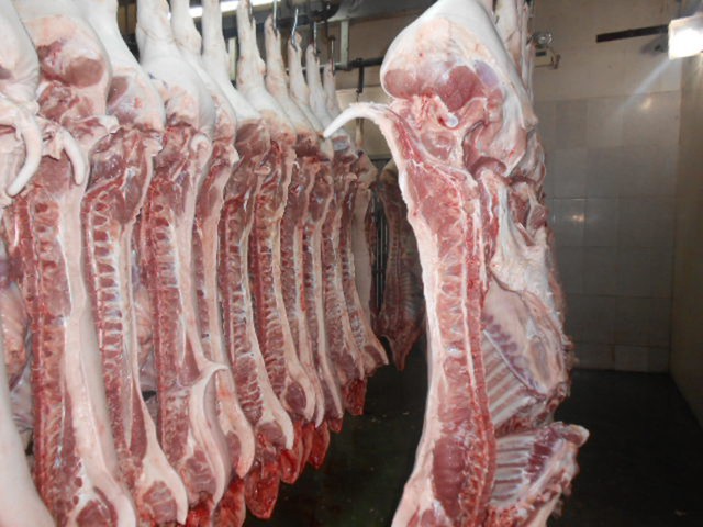 Nghịch lý: Bán 1kg lợn hơi không mua nổi cân rau cải thảo, nhưng thịt ở chợ, siêu thị vẫn cao chót vót - Ảnh 1.