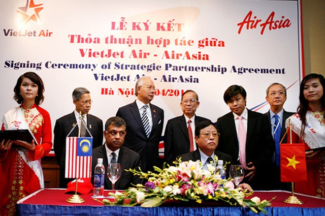 
Lễ ký kết năm 2010 giữa AirAsia và Vietjet Air.
