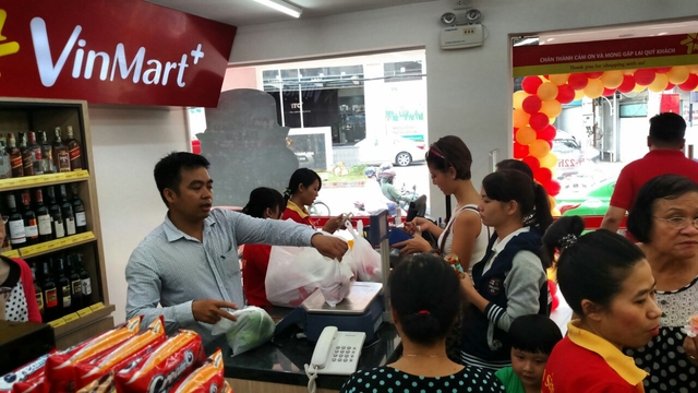 
Tại Việt Nam, Vinmart+ là chuỗi siêu thị mini có mô hình tương tự Alfamart và Indomaret, sản phẩm chủ đạo là thực phẩm tươi sống.
