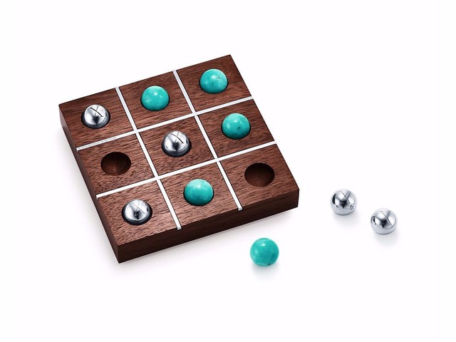 Bộ đồ chơi Tic - Tac - Toe bằng gỗ hồ đào trị giá 1.000 USD