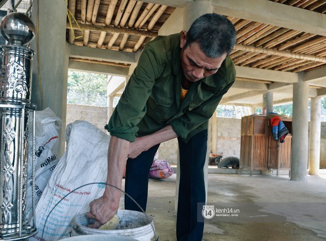 Bố mẹ Bùi Tiến Dũng vẫn vui vẻ cắt mía, cho trâu ăn ở quê nhà: Việt Nam vô địch, chúng tôi sẽ mổ bò để liên hoan! - Ảnh 4.