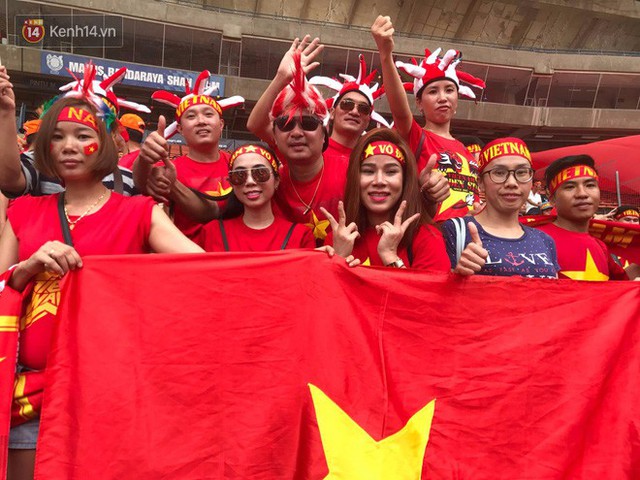 Trong mùa bóng sục sôi như thế này, yêu một cô gái mê bóng đá và cùng nhau cổ vũ U23 Việt Nam thì còn gì hơn! - Ảnh 1.