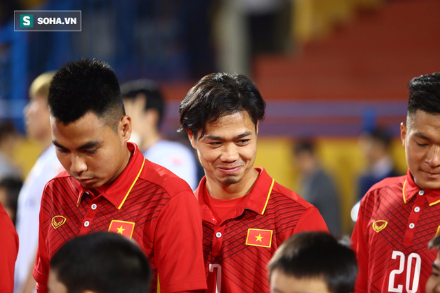 Giữa chiến công chói lòa của U23 Việt Nam, có một người cầm cờ thầm lặng và hi sinh - Ảnh 1.