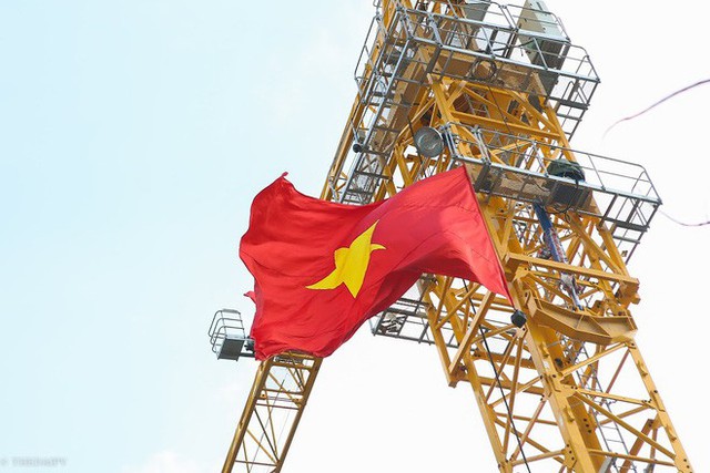 Hà Nội: Bức tường rào 500m2 phủ kín cờ đỏ sao vàng bất ngờ xuất hiện trên đường Nguyễn Trãi khiến người dân thích thú - Ảnh 3.