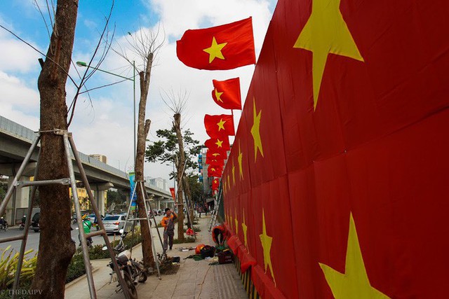 Hà Nội: Bức tường rào 500m2 phủ kín cờ đỏ sao vàng bất ngờ xuất hiện trên đường Nguyễn Trãi khiến người dân thích thú - Ảnh 4.