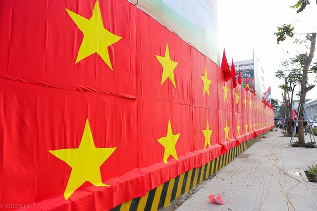 Hà Nội: Bức tường rào 500m2 phủ kín cờ đỏ sao vàng bất ngờ xuất hiện trên đường Nguyễn Trãi khiến người dân thích thú - Ảnh 5.