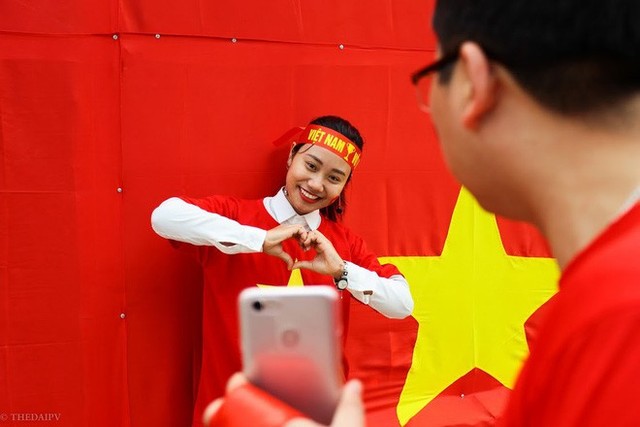 Hà Nội: Bức tường rào 500m2 phủ kín cờ đỏ sao vàng bất ngờ xuất hiện trên đường Nguyễn Trãi khiến người dân thích thú - Ảnh 7.