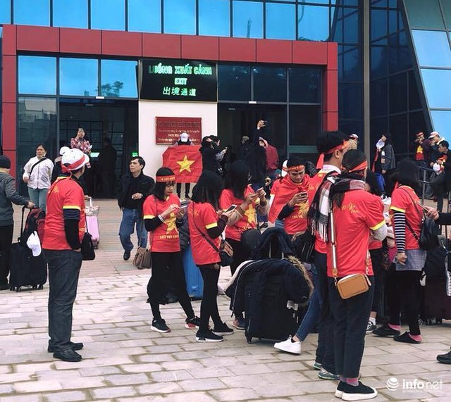 Hàng trăm cổ động viên Việt Nam đi bộ tới Trung Quốc cổ vũ U23 Việt Nam - Ảnh 1.