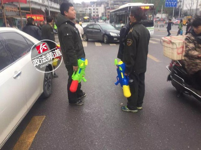 Trung Quốc: Quản lý đô thị được trang bị súng phun nước để dập tắt bếp than trái phép - Ảnh 1.