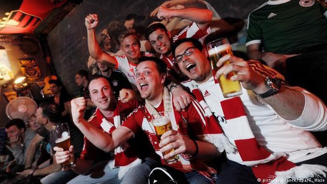  Văn hoá cổ vũ trên thế giới: Người Anh cuồng nhiệt trong chuẩn mực, người Đức đã xem bóng đá là phải uống bia - Ảnh 3.