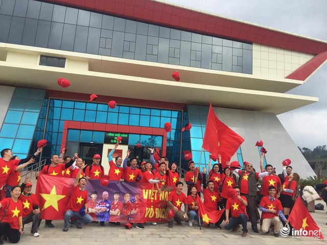 Hàng trăm cổ động viên Việt Nam đi bộ tới Trung Quốc cổ vũ U23 Việt Nam - Ảnh 4.