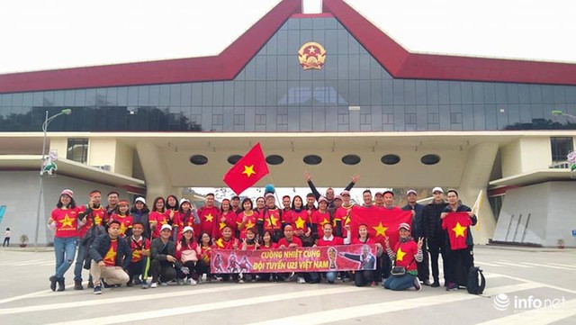 Hàng trăm cổ động viên Việt Nam đi bộ tới Trung Quốc cổ vũ U23 Việt Nam - Ảnh 7.