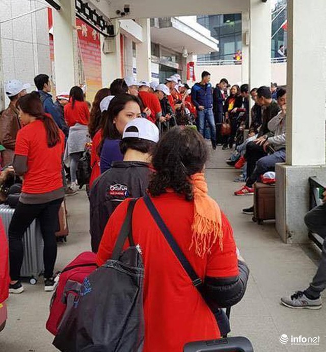 Hàng trăm cổ động viên Việt Nam đi bộ tới Trung Quốc cổ vũ U23 Việt Nam - Ảnh 8.
