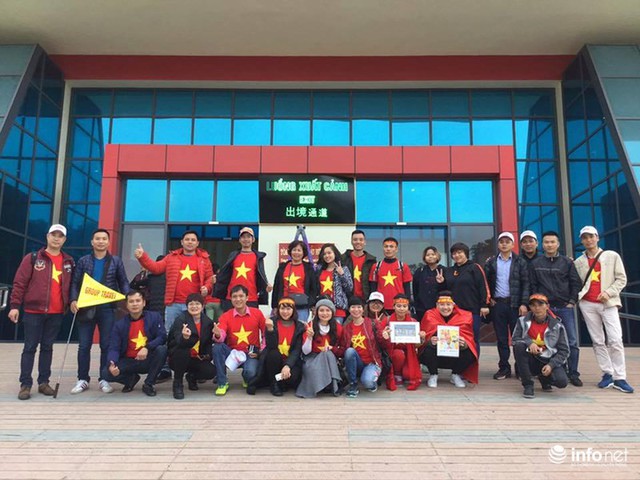 Hàng trăm cổ động viên Việt Nam đi bộ tới Trung Quốc cổ vũ U23 Việt Nam - Ảnh 10.