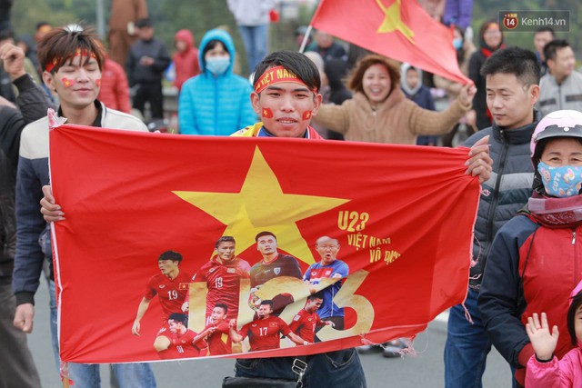 Hàng ngàn người dân đứng chật kín 2 bên đường cầu Nhật Tân chào đón các cầu thủ U23 Việt Nam - Ảnh 2.