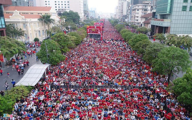 Clip: Hàng triệu cổ động viên nhuộm đỏ phố đi bộ Nguyễn Huệ, xem lại hình ảnh thôi cũng thấy rộn ràng cảm xúc - Ảnh 2.