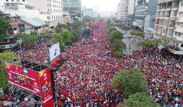 Clip: Hàng triệu cổ động viên nhuộm đỏ phố đi bộ Nguyễn Huệ, xem lại hình ảnh thôi cũng thấy rộn ràng cảm xúc - Ảnh 3.