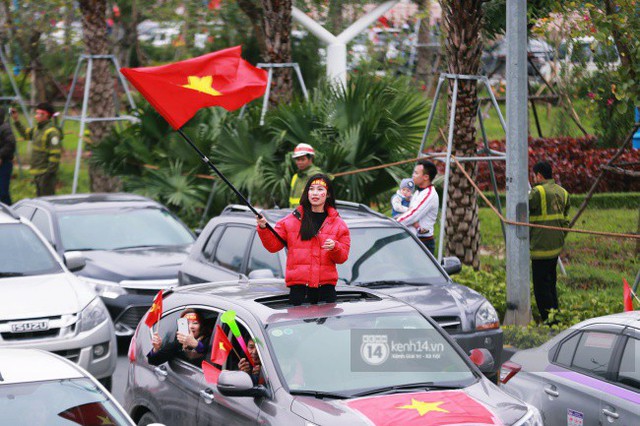 Chùm ảnh: Người hâm mộ đổ xô đi đón U23 Việt Nam, đường đến sân bay Nội Bài ngập tràn sắc cờ bay - Ảnh 11.