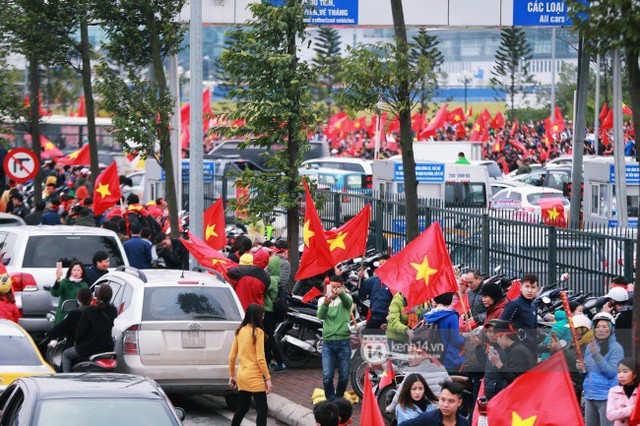 Chùm ảnh: Người hâm mộ đổ xô đi đón U23 Việt Nam, đường đến sân bay Nội Bài ngập tràn sắc cờ bay - Ảnh 12.