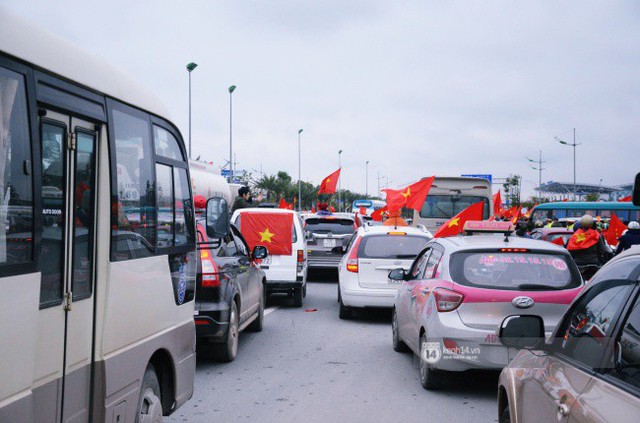 Chùm ảnh: Người hâm mộ đổ xô đi đón U23 Việt Nam, đường đến sân bay Nội Bài ngập tràn sắc cờ bay - Ảnh 14.
