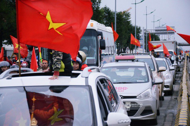Chùm ảnh: Người hâm mộ đổ xô đi đón U23 Việt Nam, đường đến sân bay Nội Bài ngập tràn sắc cờ bay - Ảnh 15.