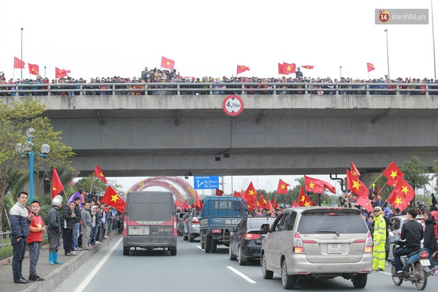 Hàng ngàn người dân đứng chật kín 2 bên đường cầu Nhật Tân chào đón các cầu thủ U23 Việt Nam - Ảnh 3.