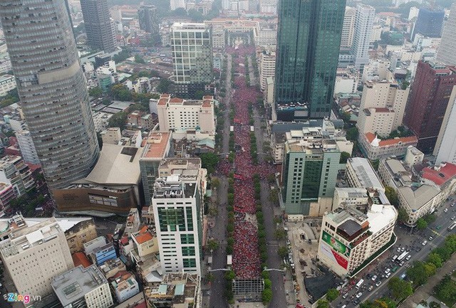 Clip: Hàng triệu cổ động viên nhuộm đỏ phố đi bộ Nguyễn Huệ, xem lại hình ảnh thôi cũng thấy rộn ràng cảm xúc - Ảnh 4.