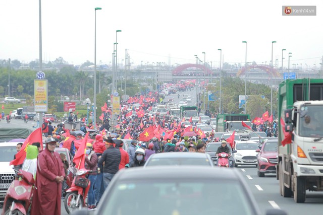 Hàng ngàn người dân đứng chật kín 2 bên đường cầu Nhật Tân chào đón các cầu thủ U23 Việt Nam - Ảnh 4.