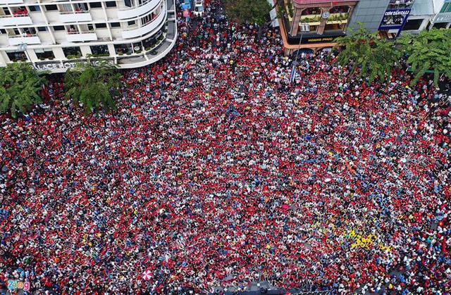 Clip: Hàng triệu cổ động viên nhuộm đỏ phố đi bộ Nguyễn Huệ, xem lại hình ảnh thôi cũng thấy rộn ràng cảm xúc - Ảnh 5.