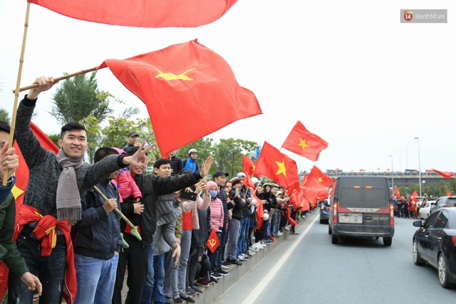 Hàng ngàn người dân đứng chật kín 2 bên đường cầu Nhật Tân chào đón các cầu thủ U23 Việt Nam - Ảnh 5.