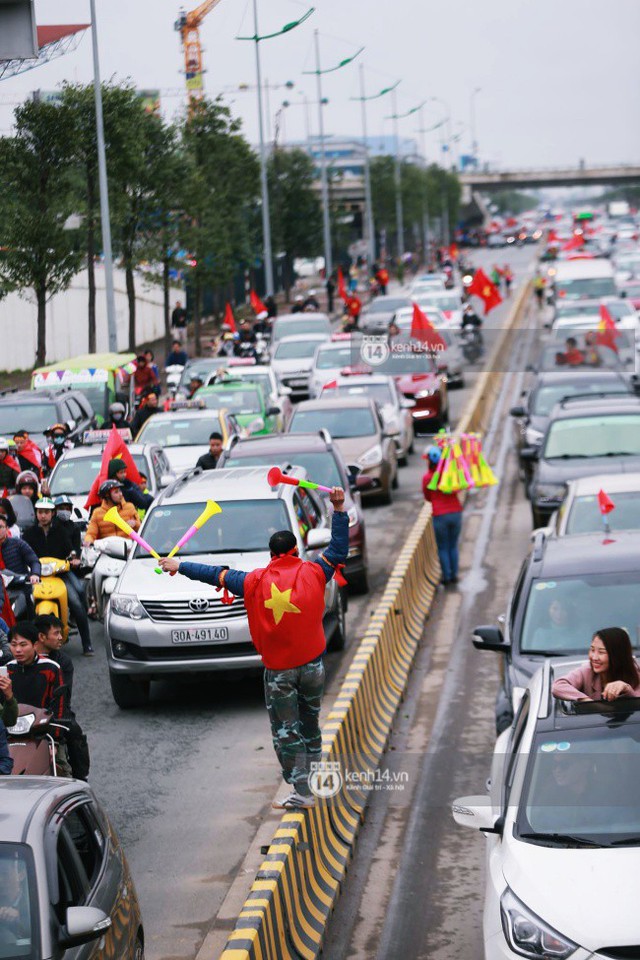 Chùm ảnh: Người hâm mộ đổ xô đi đón U23 Việt Nam, đường đến sân bay Nội Bài ngập tràn sắc cờ bay - Ảnh 5.