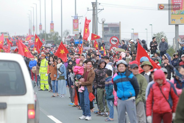 Hàng ngàn người dân đứng chật kín 2 bên đường cầu Nhật Tân chào đón các cầu thủ U23 Việt Nam - Ảnh 6.
