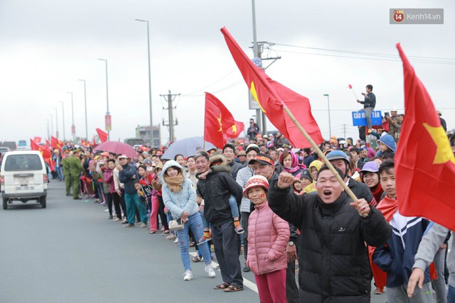 Hàng ngàn người dân đứng chật kín 2 bên đường cầu Nhật Tân chào đón các cầu thủ U23 Việt Nam - Ảnh 7.