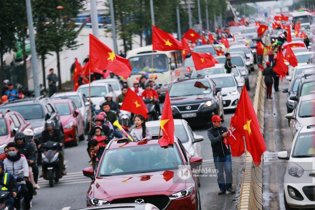 Chùm ảnh: Người hâm mộ đổ xô đi đón U23 Việt Nam, đường đến sân bay Nội Bài ngập tràn sắc cờ bay - Ảnh 7.