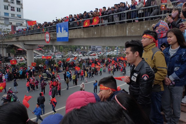 Hàng ngàn người dân đứng chật kín 2 bên đường cầu Nhật Tân chào đón các cầu thủ U23 Việt Nam - Ảnh 8.