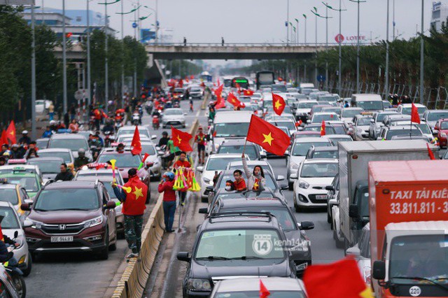 Chùm ảnh: Người hâm mộ đổ xô đi đón U23 Việt Nam, đường đến sân bay Nội Bài ngập tràn sắc cờ bay - Ảnh 8.