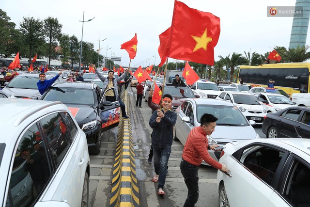 Hàng ngàn người dân đứng chật kín 2 bên đường cầu Nhật Tân chào đón các cầu thủ U23 Việt Nam - Ảnh 10.