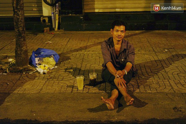  Trà đào chờ 30 năm ở vỉa hè Sài Gòn: Đông khách tới 2 giờ sáng, xếp hàng cả tiếng đồng hồ mới mua được - Ảnh 11.