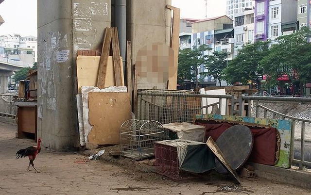 Hành lang đường sắt Cát Linh - Hà Đông thành nơi chăn gà, đốt rác - Ảnh 1.