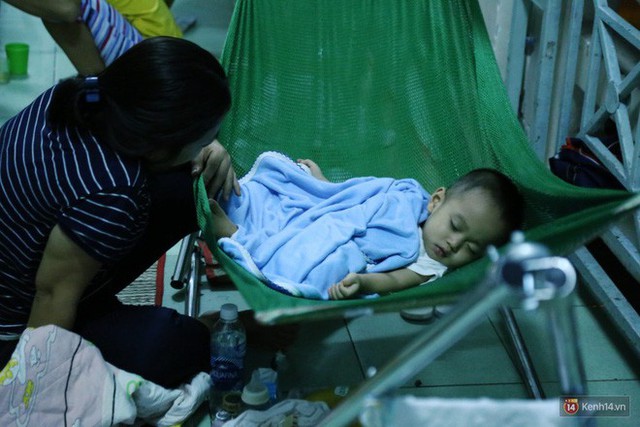Đêm ở Bệnh viện Nhi Đồng mùa dịch: Khắp lối đi trở thành chỗ ngủ, nhiều gia đình chấp nhận nằm gần nhà vệ sinh bốc mùi - Ảnh 15.
