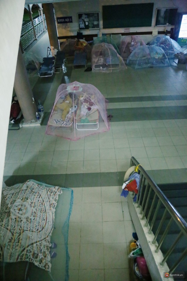 Đêm ở Bệnh viện Nhi Đồng mùa dịch: Khắp lối đi trở thành chỗ ngủ, nhiều gia đình chấp nhận nằm gần nhà vệ sinh bốc mùi - Ảnh 17.