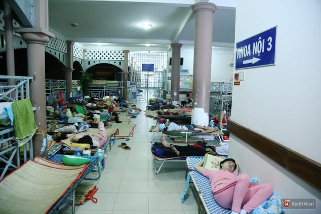 Đêm ở Bệnh viện Nhi Đồng mùa dịch: Khắp lối đi trở thành chỗ ngủ, nhiều gia đình chấp nhận nằm gần nhà vệ sinh bốc mùi - Ảnh 19.