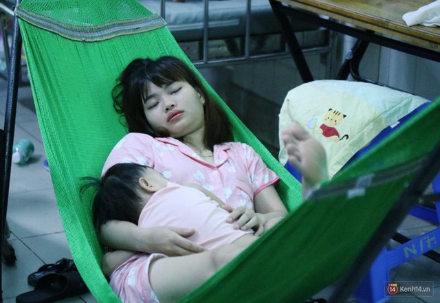 Đêm ở Bệnh viện Nhi Đồng mùa dịch: Khắp lối đi trở thành chỗ ngủ, nhiều gia đình chấp nhận nằm gần nhà vệ sinh bốc mùi - Ảnh 3.