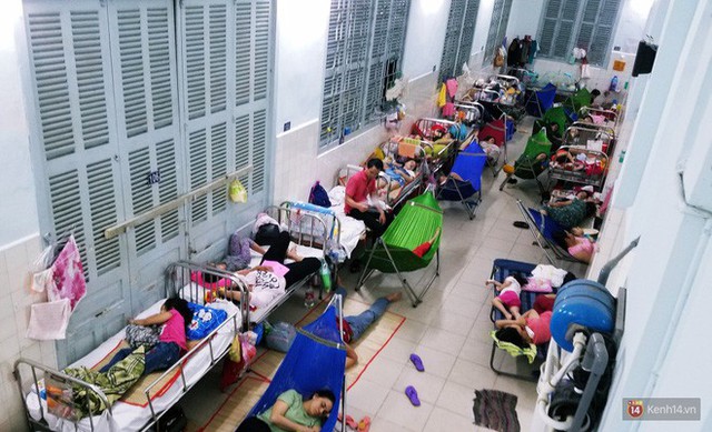 Đêm ở Bệnh viện Nhi Đồng mùa dịch: Khắp lối đi trở thành chỗ ngủ, nhiều gia đình chấp nhận nằm gần nhà vệ sinh bốc mùi - Ảnh 6.