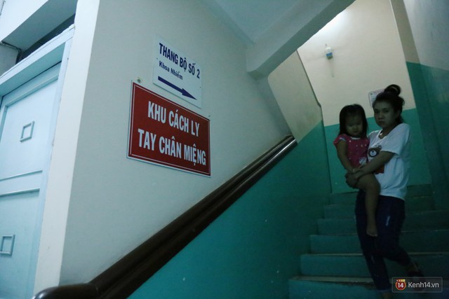 Đêm ở Bệnh viện Nhi Đồng mùa dịch: Khắp lối đi trở thành chỗ ngủ, nhiều gia đình chấp nhận nằm gần nhà vệ sinh bốc mùi - Ảnh 7.