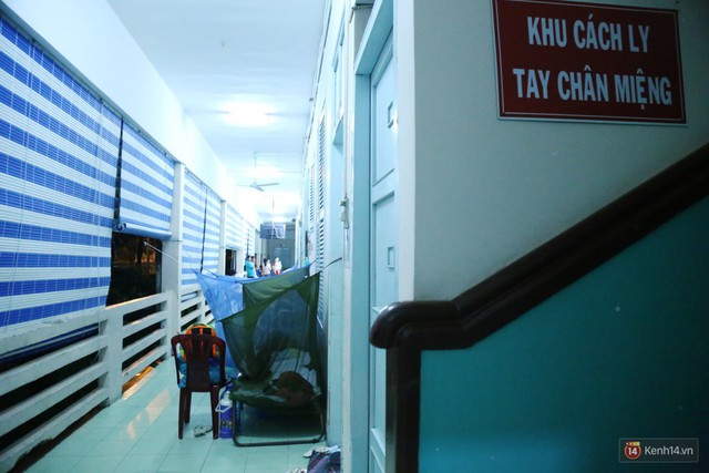 Đêm ở Bệnh viện Nhi Đồng mùa dịch: Khắp lối đi trở thành chỗ ngủ, nhiều gia đình chấp nhận nằm gần nhà vệ sinh bốc mùi - Ảnh 8.